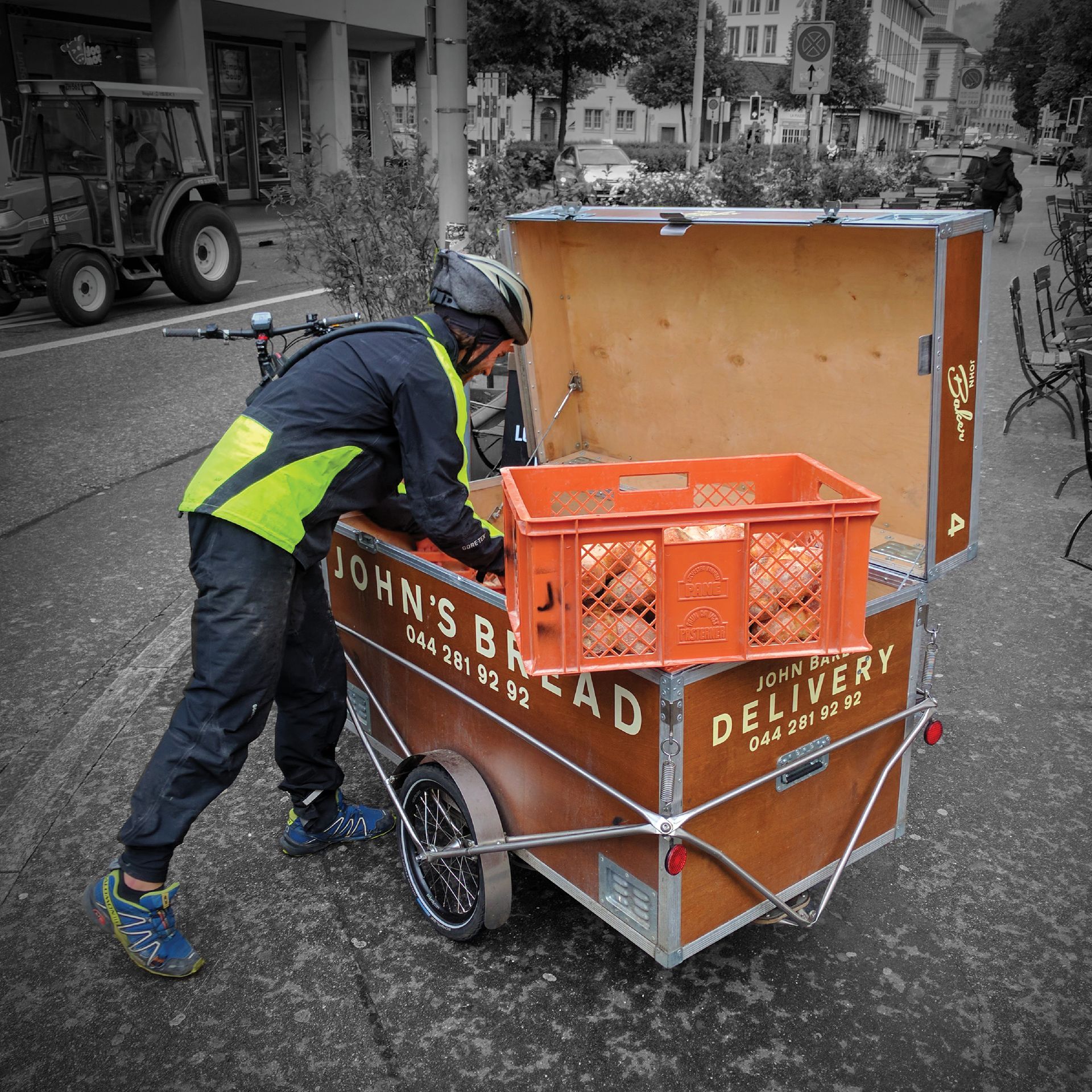 John-Baker delivery with polyroly Cargo-Trailer